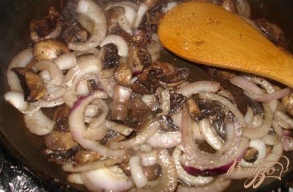 На сковороде с 1 ст. ложкой растительного масла и 1 ст. ложкой сливочного масла обжариваем грибы до румяности. После к грибам добавляем рубленный полукольцами лук.