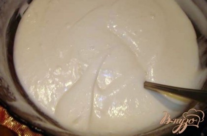 Сверху на зефир наносим взбитые сливки с сахаром или ванильный крем. Если готовите так как я, то просто приготовьте крем по инструкции, но количество молока берите не 250, а 200 мл. Крем будет гуще.