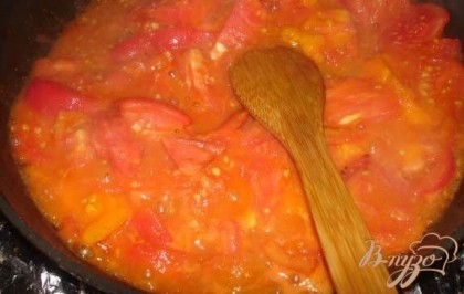 Очищенные помидоры от шкурки порезать произвольно. Порезанные помидоры выкладываем на разогретую сковороду с оливковым маслом. Томить помидоры пока они не станут мягкими и не пустят много сока. После снять с огня. Переложить в кастрюлю