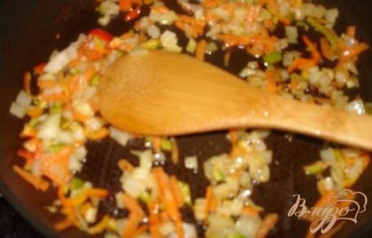 На растительном масла обжарьте лук, болгарский перец и морковку. Все кроме морковки режим кубиком, морковку потереть на крупной терке.