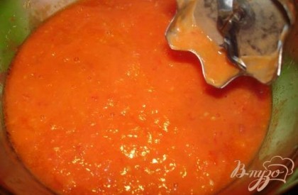  Слегка остывшие помидоры взбить блендером. Не пытайтесь их взбить до однородности (это не суп- пюре).