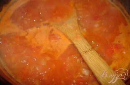 В кастрюлю к перебитым помидорам добавить воды ( 2 стакана) и довести до кипения. После добавить зажарку. Варить на небольшом огне до готовности зажарки.