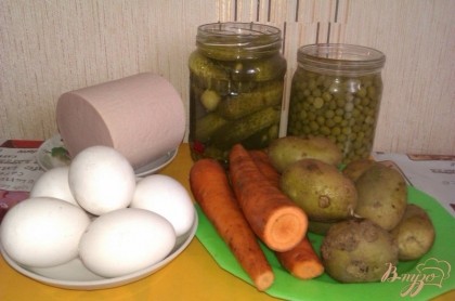 Приготовьте продукты. Отварите морковь, картофель и яйца. Все очистить.