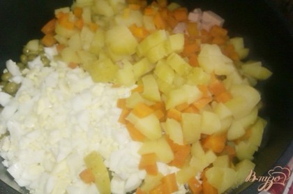 Добавляем картофель, морковь, яйцо рубленные кубиками.