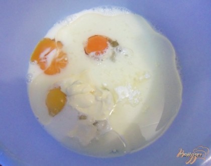 Приготовить тесто. Яйца, молоко, масло, соль и плавленый сыр взбить.