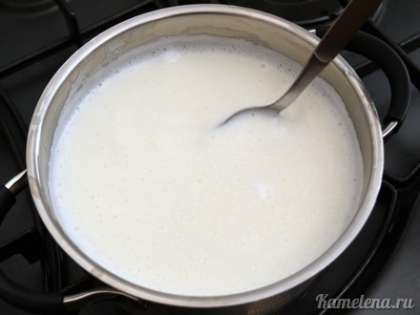 Воду и молоко (или только 800 мл молока) налить в кастрюлю и довести до кипения (следим, чтобы молоко не “убежало”). Добавить сахар, соль, ванилин, перемешать.