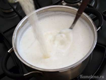 Тонкой струйкой, при непрерывном помешивании, всыпать манную крупу в кипящее молоко. Варить 2 минуты, продолжая помешивать (на данном этапе каша еще довольно жидкая).