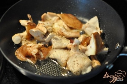 Отдельно обжарить слегка на масле 1 стол.л грибы очищенные и порезанные. Добавим порезанный лук, обжарим помешивая.