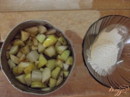 Яблоки нужно очистить и нарезать кубиками небольшого размера. Дальше выложите яблоки в емкость и залейте водой так, чтобы она едва их покрывала. Положите следом сахар.