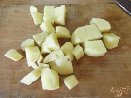 Картофель необходимо очистить, вымыть и нарезать не крупными кубиками.
