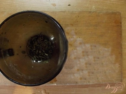 Дальше вскипятите воду и в большой кружке заварите крутой зеленый чай.