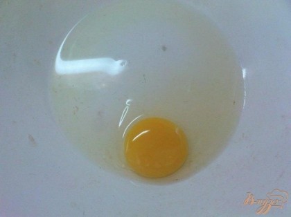 Сначала в глубокую миску вбейте одно куриное яйцо.