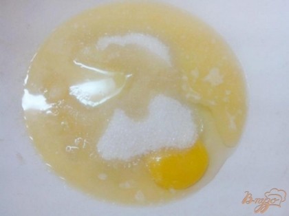 Сливочное масло растопите и введите в яйцо, добавьте сразу всю порцию сахара. Теперь при помощи миксера доведите массу до однородного, пенистого состояния.