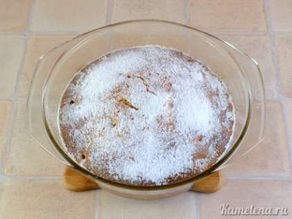 Готовый пирог остудить, можно посыпать сахарной пудрой.