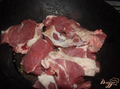 Готовить необходимо такое мясо только на чугунной сковородке (или в чугунном казанке). Разогрейте посуду до горячего состояния и насыпьте половину трав соль.