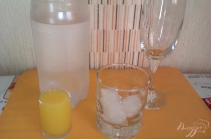 Для напитка нам понадобится газированная или минеральная вода, свежевыжатый сок апельсина, и лед.