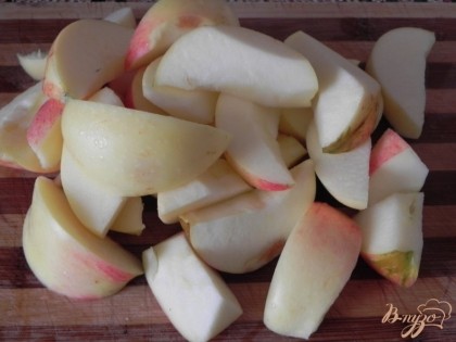 Яблоки нарежьте кусочками произвольного размера. Удалите сердцевинки.
