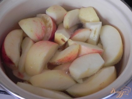 В кипящую воду бросаем сахар и яблоки. Варим под крышкой 5-6 минут.