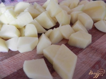 Картофель очистить, порезать кубиками крупно.