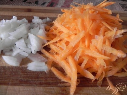 Лук порезать, морковь потереть на терке крупной.