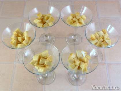 Бананы почистить, порезать крупными кубиками. Разложить по порционным бокалам или стаканам.