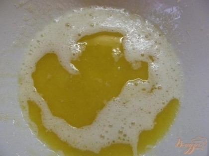 Сливочное масло растопите и влейте к яйцам с сахаром. При помощи миксера взбейте массу до однородности. Желательно вливать не горячее, а теплое сливочное масло.