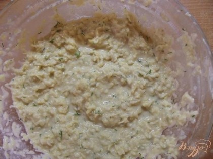 После добавления сметаны можно начинать замешивать тесто, постепенно подсыпая муку. Готовое тесто можно сразу же выпекать.