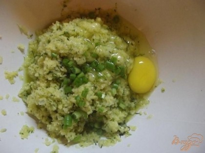 Пюрированную массу переложите в миску и добавьте половину мелко порезанного зеленого лука. Вбейте одно куриное яйцо.
