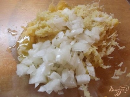Картофель очистите и натрите на мелкой терке. Примерно через 3-4 минут картофель потемнеет (у меня он стал розовым). Это вполне нормальное явление, не отражающееся на вкусе блюда. Мелко нарезаем зеленый лук. Половину кладем в тесто, половину оставляем для подачи. Следом кладем муку и куриное яйцо. Солим по вкусу и руками замешиваем тесто.