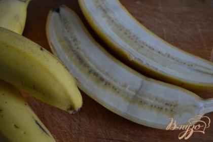 Бананы разрезать вдоль