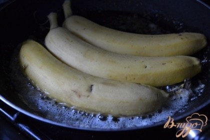 Уложить половинки банан и обжарить в течении 2-3 мин. На поверхности среза должна образоваться карамельная корочка.