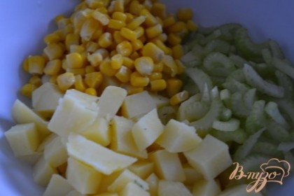Отварной картофель и сельдерей нарезать. Сложить в салатник и добавить кукурузу.Затем выложить теплую смесь из сладкого перца и лука. Перемешать.