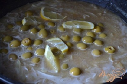 Добавить оливки и кусочки лимона. Соль и специи по вкусу.