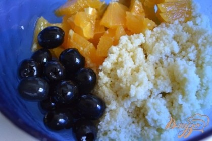 В салатнике смешать крупу, кусочки апельсина и маслины.Приправить ореховым (или оливковым ) маслом. Соль по вкусу.