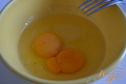 Яйца взбить, добавить немного сливок и соль по вкусу.