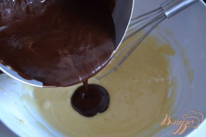 Добавить растопленный в сливочном масле шоколад