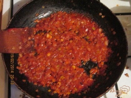 На подсолнечном масле поджарите лук, добавите 1ст.л томатной пасты. Должно быть густой консистенции.