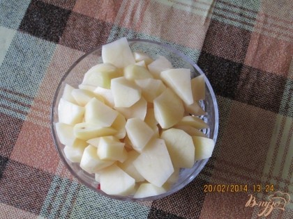 Почистите картофель, и нарежьте кубиками. Через 5мин после буряка в киньте картофель.