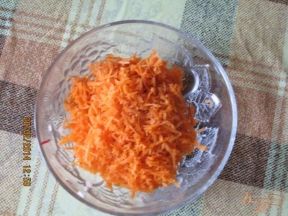 Обчистите морковку. Натрите на терке и добавьте в сковородку.