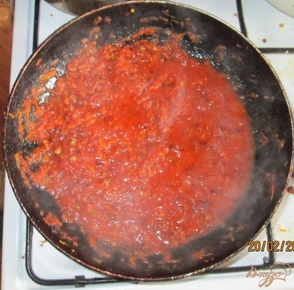 В сковородку добавьте 1,5 ст.л томатной пасты немножко воды и и хорошо перемешайте. Пускай минутку прокипит.
