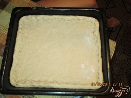 Когда тесто замесили положите его в форму сформируйте  бортики и ставте в разогретую духовку  до 160С. Пускай тесто немножко (бочки подрумянятся)  запечется 15-20мин.
