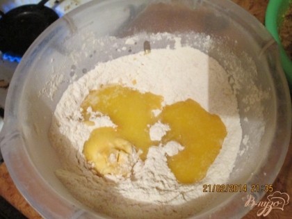 Смешайте муку, сахар, цедру апельсиновую и добавьте растопленное сливочное масло. Хорошо смешайте.