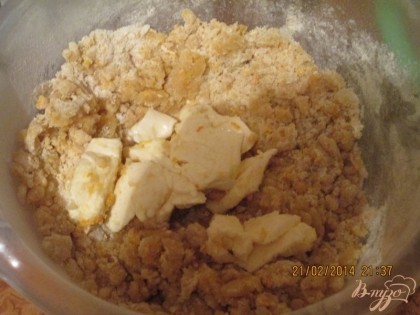 Теперь добавим сыр плавленый (перед тем как добавлять пускай полежит нагреется до комнатной температуры).