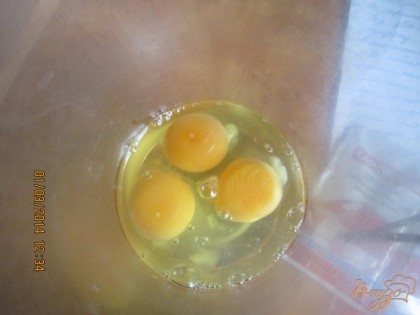 В отдельной посудине взбить стакан сахара с 5-ма яйцами без двоих желтков ими перемажете готовые пирожки.