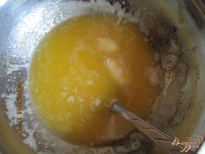 Растопите отдельно пачку масла и добавьте пол чайной ложки соли.