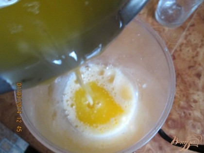 Взбитые яичка смешайте с растопленным маслом.