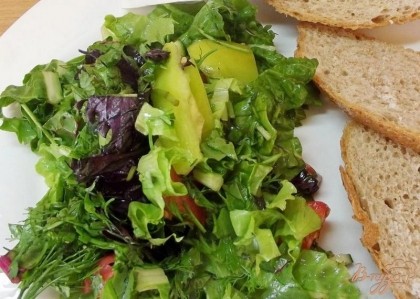Готово! Такой салатик очень вкусно подавать с легким цельно зерновым белым хлебом на завтрак или ужин. Кушайте на здоровье!=)
