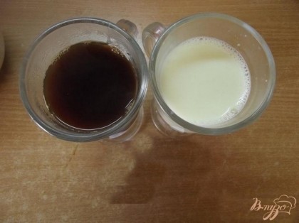 Дальше завариваем крепкий черный кофе. На 150 мл воды 2 ч.л. кофе без горки. Также греем молоко. Молоко должно хорошенько закипеть и быть горячим. Объем кофе и молока должны быть равны.