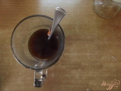 В стакан с медом и корицей через ситечко вливаем кофе до половины.