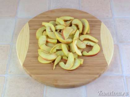 Яблоки разрезать пополам, вырезать сердцевину, и порезать дольками (если кожура у яблок жесткая - можно предварительно яблоки почистить).